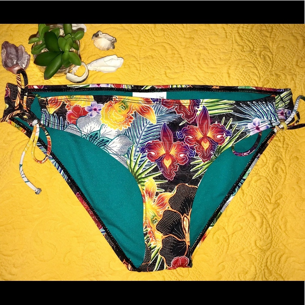 🌺🍃The bikini lab bottom side tie size NWOT